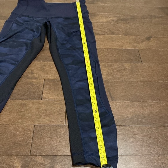 Lululemon - Crop 21” Capri Sz 4 blue stretchy camo leggings - Picture 13 of 17